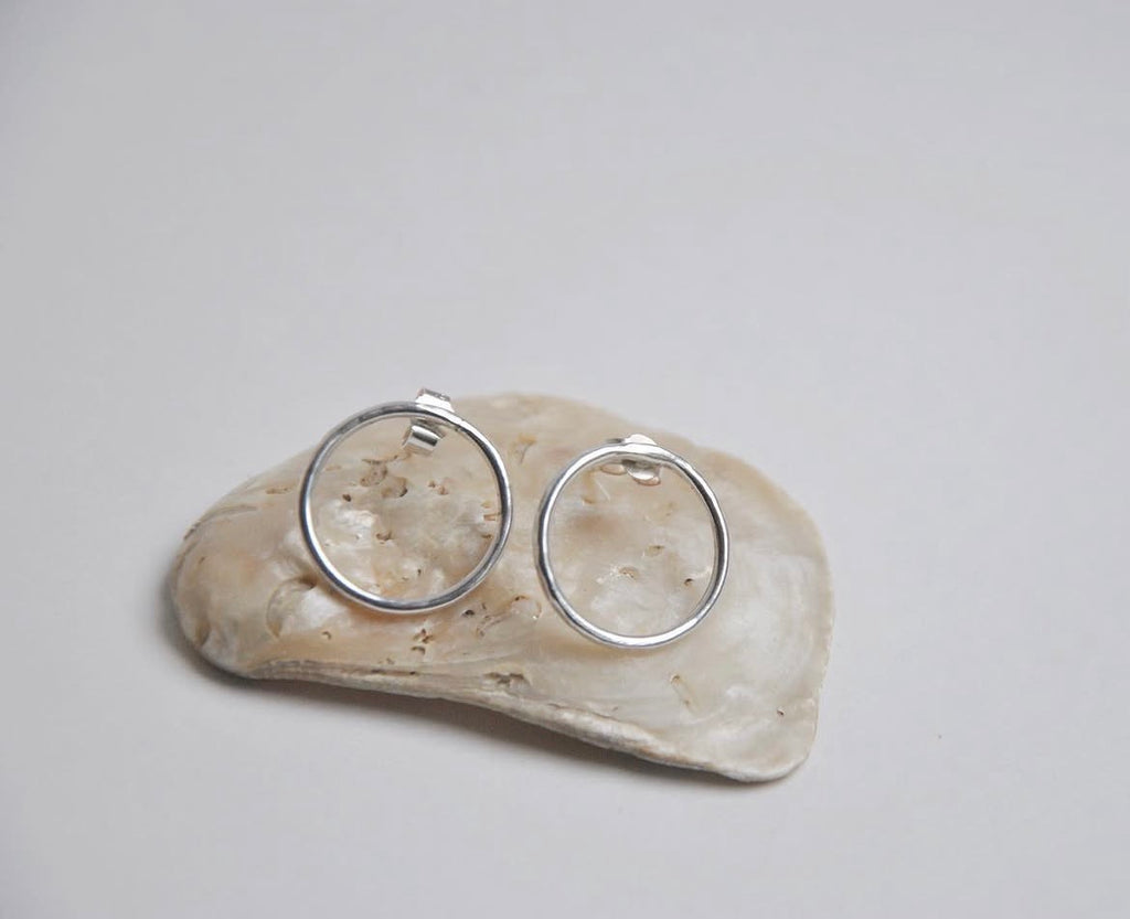 Round studs